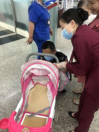 圖片1.png“真情服務(wù)”是讓旅客更加安心、放心、舒心的出行。行查室作為部門進(jìn)港服務(wù)的最后一個(gè)環(huán)節(jié)，在日常工作中也很注重服務(wù)細(xì)節(jié)。6月10日，行查室工作人員幫助旅客打開嬰兒車，為她排憂解難。.png