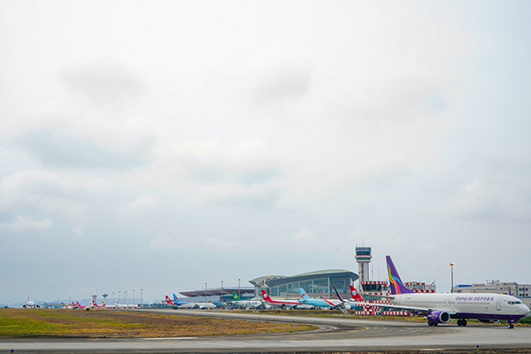 1655949611276436.jpg 綿陽機(jī)場全力保障成都雙場航班備降1.jpg