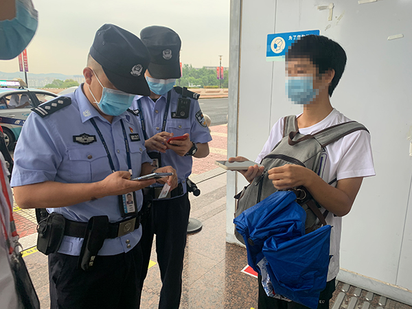 安檢站查獲一旅客冒用他人健康碼、核酸證明副本.jpg