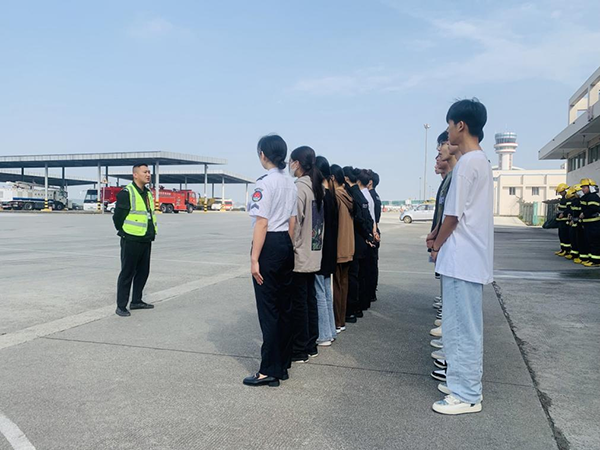 綿陽機場安檢站對閬中機場、民航校  實習(xí)生開展軍訓(xùn).png